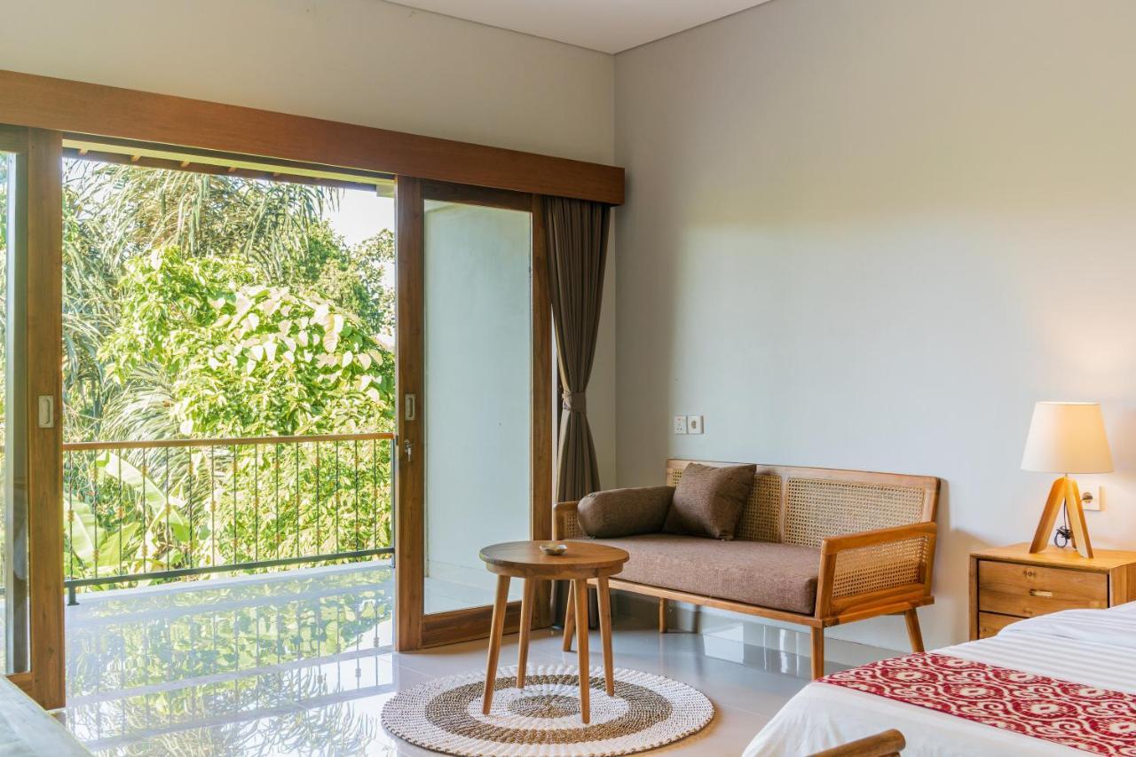 Suite con cama extragrande y vistas a la piscina